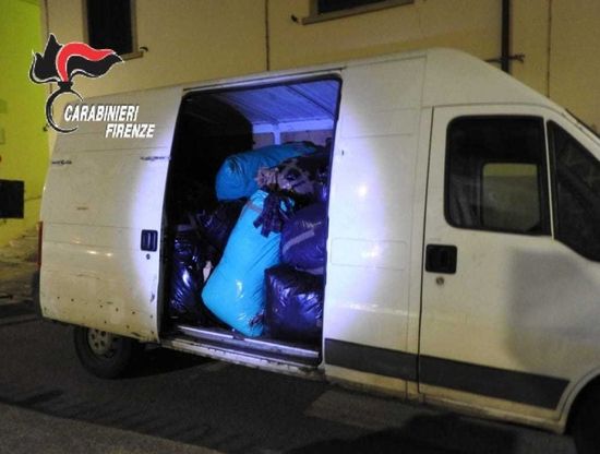 Firenze, scaricano una tonnellata e mezzo di rifiuti tessili in via Aretina: denunciati