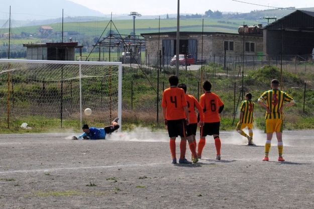 Calcio, il portiere lucano para tre rigori in mezz'ora