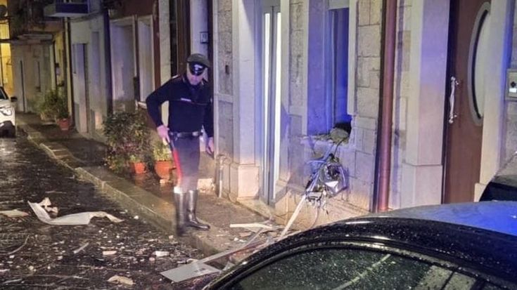 Esplode il bancomat a Lacedonia, colpo della banda della marmotta in Irpinia
