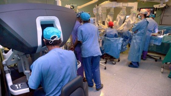 Dall'inizio della pandemia infettati in Lombardia 12 mila tra medici e infermieri, 76 i morti