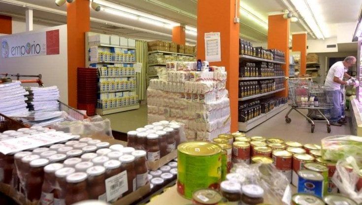 Sempre più famiglie in crisi bussano all'Emporio Solidale Parma 