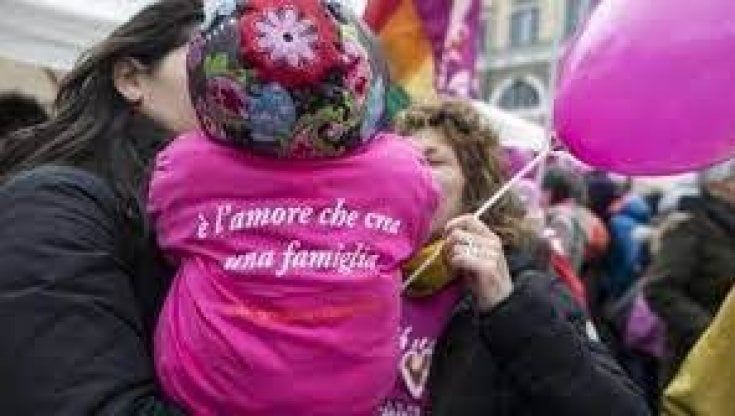 Scontro al Senato sui figli delle coppie gay, le Famiglie arcobaleno: "L'Italia vota contro l'Europa"