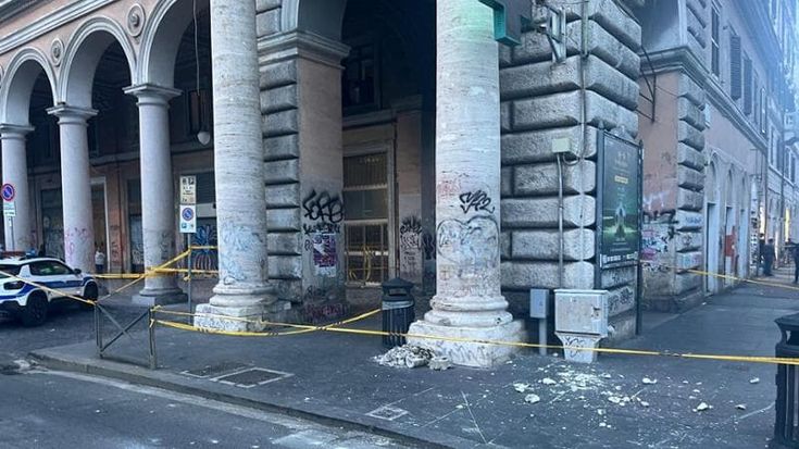 Momenti di paura a piazza Vittorio: frammenti di cornicione precipitano sul marciapiede