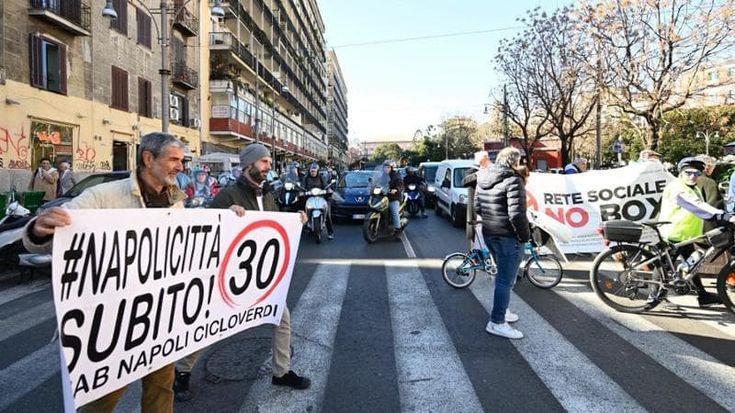 Napoli, flash mob per il limite di 30 all’ora in città