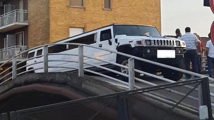 Limousine incastrata sul ponte a Trezzano sul Naviglio: l’incidente è virale sui social