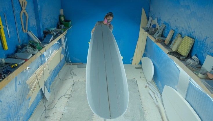 L'artigiano del surf che a Cefalù crea le tavole tra boschi e pavoni