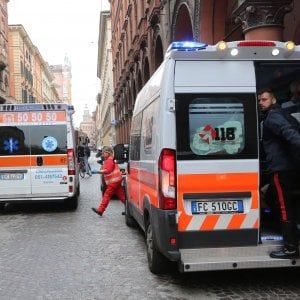 Bologna, malore a scuola: quindicenne grave, lo hanno salvato i prof
