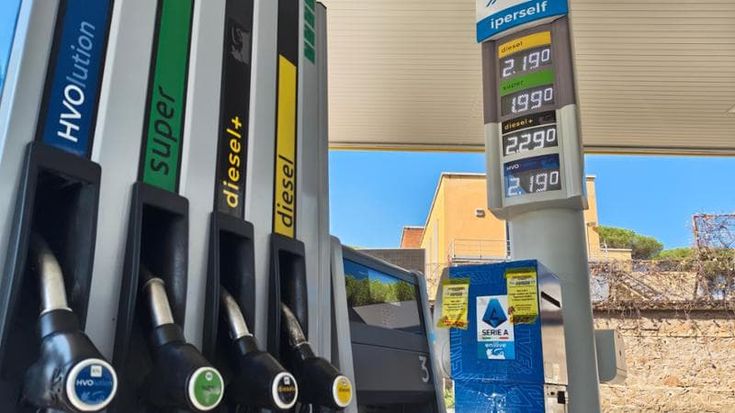 Tetto prezzo carburanti, scatta la corsa al pieno ma ai distributori Eni è tutto esaurito