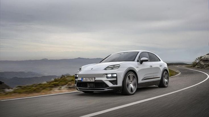 Rivoluzione Porsche, ecco la nuova Macan tutta elettrica. Come cambia dentro e fuori