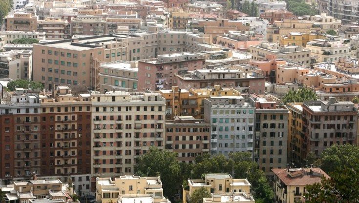 Comprare casa, nelle grandi città servono quasi sette anni di stipendio. A Milano il doppio
