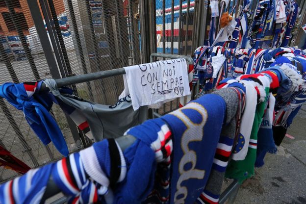 Genova, il giorno dopo l'omaggio a Vialli, sotto la Gradinata Sud continua il pellegrinaggio con sciarpe, bandiere e foto 