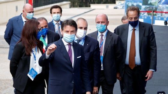 Covid, Conte: "Lockdown a Natale? Non faccio previsioni, dipenderà dagli italiani"