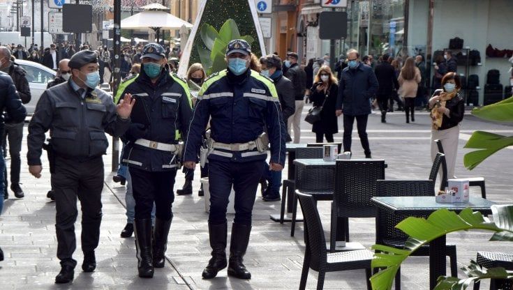 Bari, il primo weekend dell'ordinanza anti aperitivo: stop assembramenti e scattano i controlli