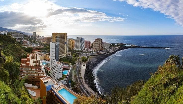 Condannato per abusi su minore, si nascondeva a Tenerife: arrestato salentino ricercato da tre anni