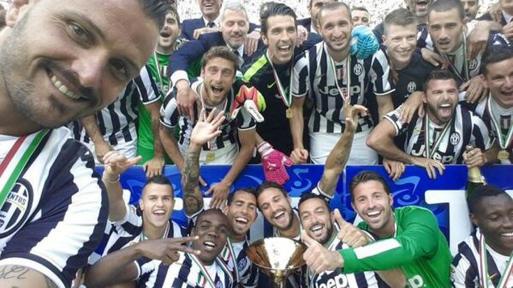 Juventus, dopo la consegna della coppa il selfie in campo