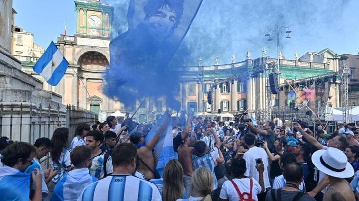 Napoli "blancoceleste": tifosi argentini a piazza Dante per il "Banderazo", ma il volto di Maradona sostituisce quello di Messi