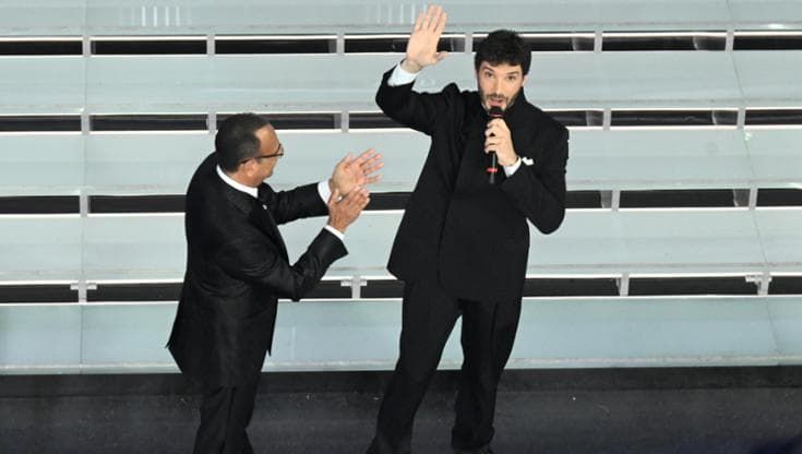 L’investitura in diretta: il futuro del festival di Sanremo si chiama Stefano De Martino