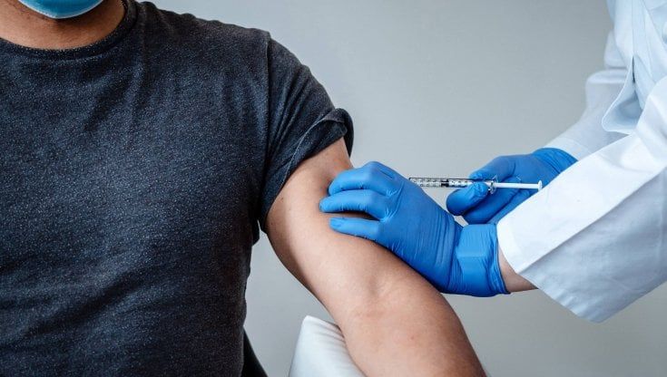 Coronavirus, via al piano di assunzioni per i vaccini: 1.500 nuovi sanitari