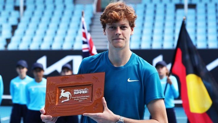 Tennis, Sinner trionfa a Melbourne: battuto Travaglia in finale