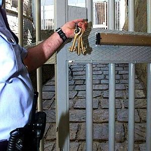 Sono finiti i braccialetti elettronici, il detenuto non pu&ograve; andare ai domiciliari