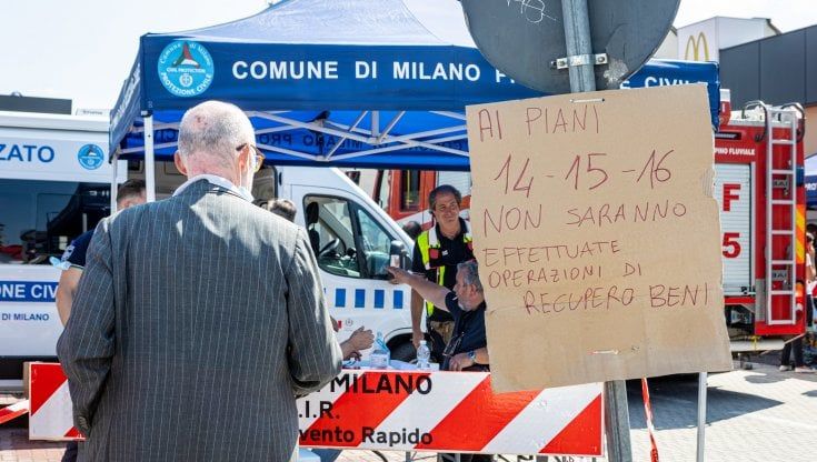 Incendio nella torre di Milano, dai vestiti al wi-fi la solidarietà per gli sfollati: "Sommersi dagli aiuti"