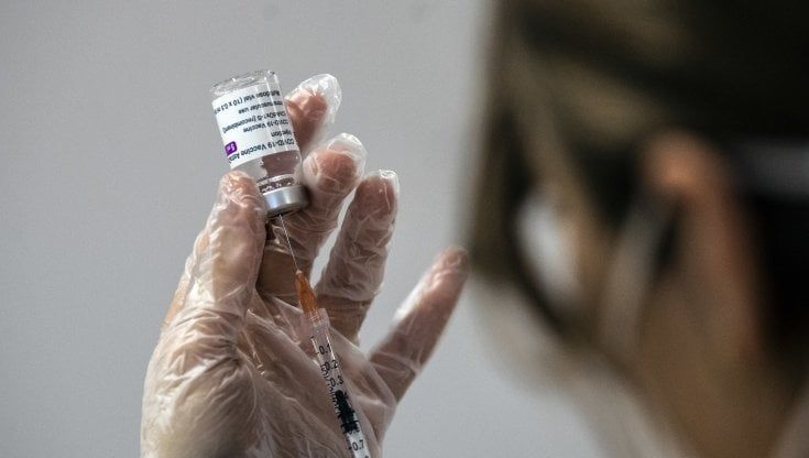 Il vaccino non fa paura: nel giorno dello stop ad AstraZeneca si prenotano in 69 mila