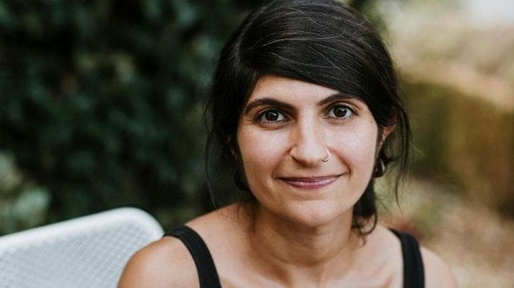 La scrittrice iraniana: “La rivoluzione ci sarà, questo sistema ormai non regge più”