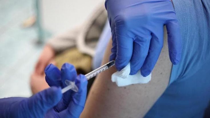 Reintegro medici no vax, destra in imbarazzo studia la retromarcia dopo la forzatura