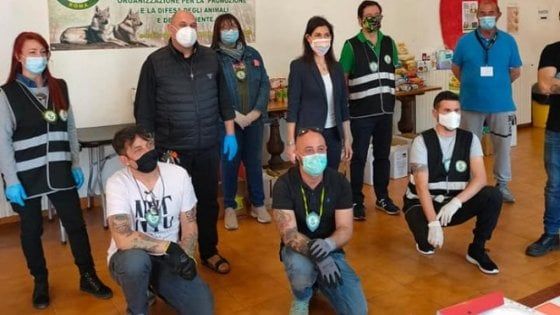 Roma, Raggi coi volontari per la spesa solidale. E tra gli organizzatori spuntano esponenti di CasaPound