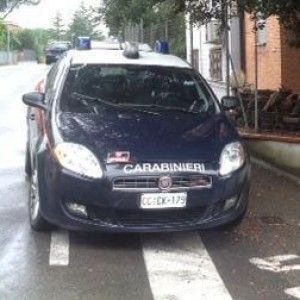 Rubavano auto e chiedevano mille euro di riscatto, quattro in manette