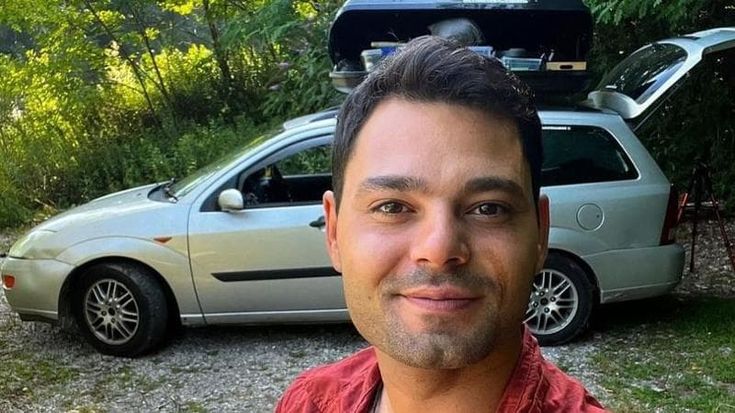 L’uomo che vive in macchina diventato star dei social: “Si può vivere anche così e vedere l’esistenza a colori”