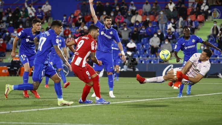 Spagna, Suarez ribalta il Getafe in extremis: Atletico Madrid in vetta per una notte