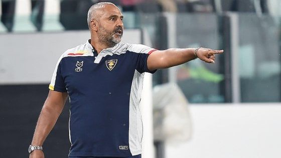 Lecce, Liverani: "Partita equilibrata fino all'espulsione, è un momento difficile"