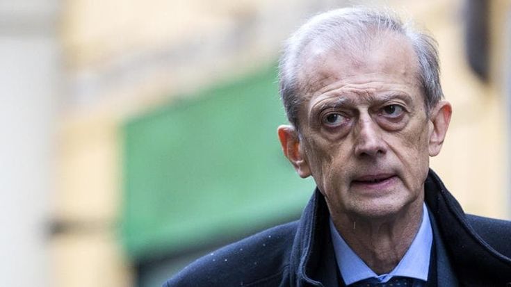 I cinque video, i precedenti e l’inchiesta: tutte le tappe del profumo-gate di Piero Fassino