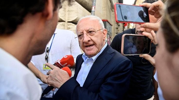 Da cacicco a icona pop del Pd: la tournée al Nord di De Luca, testimonial contro l’Autonomia nelle Feste dell’Unità