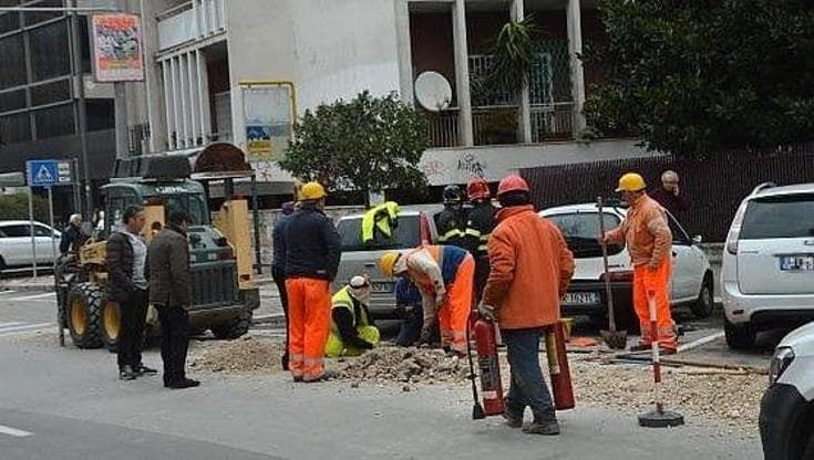 Bari, stretta sui cantieri nelle strade: il Comune blocca 40 autorizzazioni per i sottoservizi