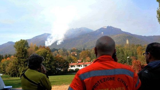 Incendio nell'area protetta del Varesotto, ancora fiamme: devastati 2,5 ettari di parco