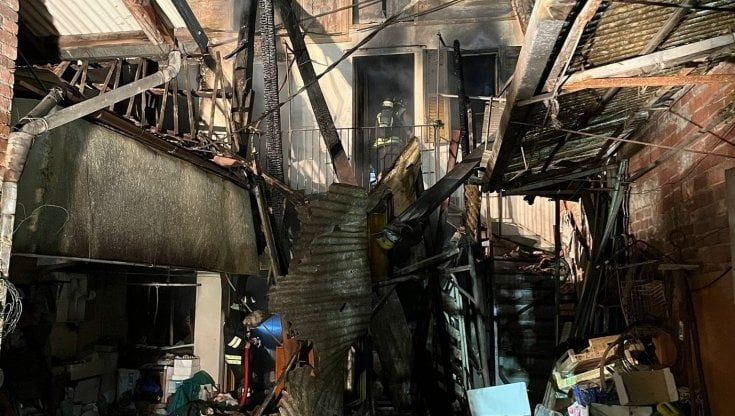 Leini, incendio devasta casa di accumulatore seriale: trasportato in ospedale