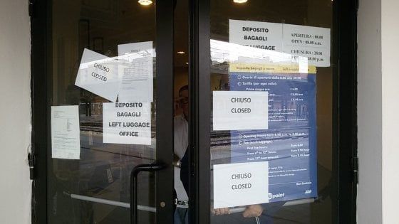 Bari, in tre si barricano nel deposito bagagli della stazione Centrale: "Non potete licenziarci"