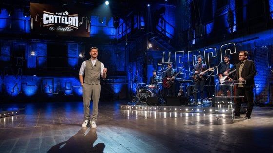 'E poi c'è Cattelan', ma questa volta la tv si fa in teatro. Si parte con Thegiornalisti e la modella Ratajkowski