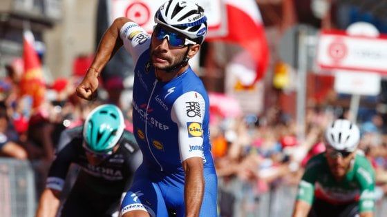 Giro d'Italia, Gaviria re del vento: vince a Cagliari e conquista la maglia rosa