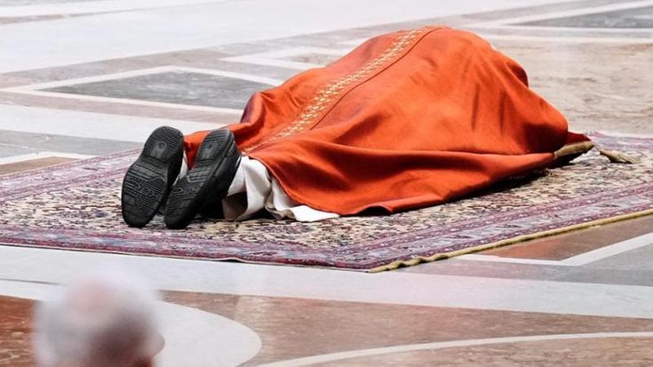 Venerdì Santo, la Via Crucis di papa Leone al Colosseo: “Chi avvia una guerra ne risponderà a Dio”