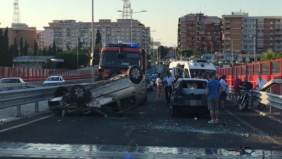 Bari, auto si ribalta sul ponte Adriatico dopo un incidente: non ci sono feriti gravi. Traffico in tilt