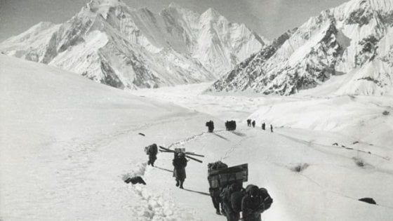 Un libro lungo 7 metri per  il "K2, Storia della montagna impossibile"