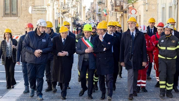 Il presidente Mattarella fra gli sfollati di Niscemi: “Non siete soli”