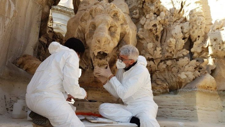 Piazza Navona, i restauratori al lavoro sulla Fontana dei Quattro Fiumi: riattaccata la bocca del leone