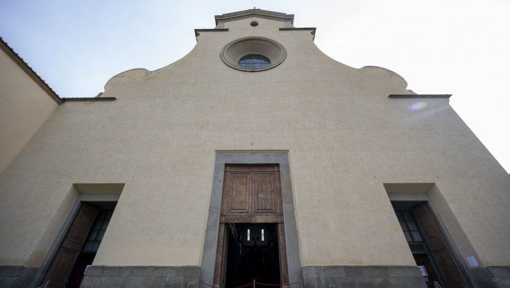 Corde e paletti sul sagrato per proteggere la chiesa di Santo Spirito 