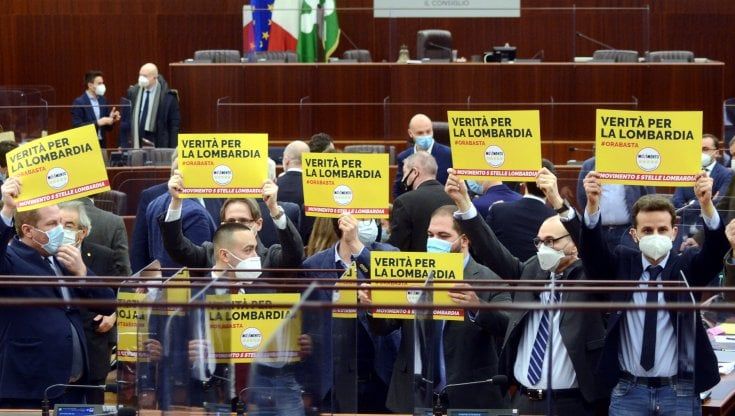 Bagarre al Pirellone su Lombardia zona rossa per errore, tra pallottolieri e proteste contro Fontana