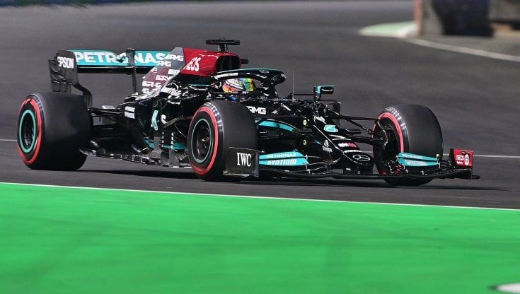 Gp Arabia Saudita, Hamilton in pole. Verstappen sbaglia e finisce in seconda fila