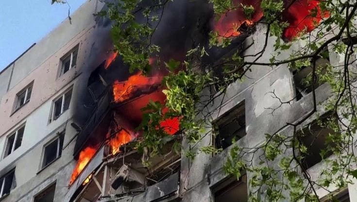 Attacco aereo russo a Kharkiv, grattacielo in fiamme: decine di feriti
